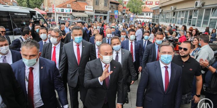 Cavusoglu doputovao u Novi Pazar, građani ga dočekali aplauzima
