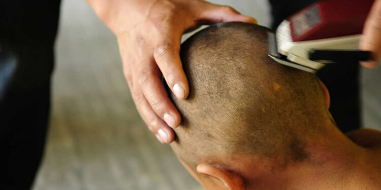 Natjerao ćerku da obrije glavu nakon što je maltretirala djevojku oboljelu od raka