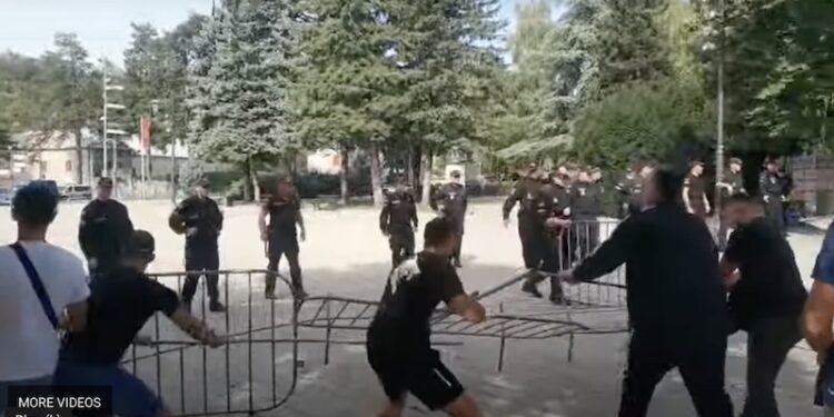 (VIDEO) Pogledajte kako Crnogorci uklanjaju ogradu ispred policije na Cetinju
