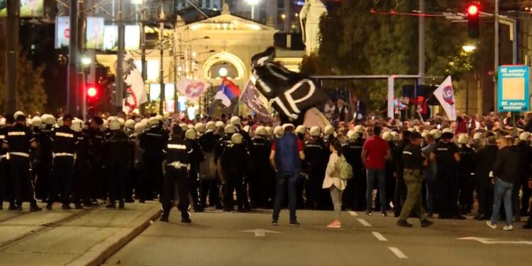 Policija uspješno razdvajala antivaksere od učesnika Prajda u Beogradu