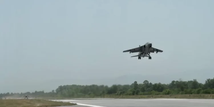 Pored helikoptera prelaz Jarinje počeli da nadlijeću i borbeni avioni Vojske Srbije