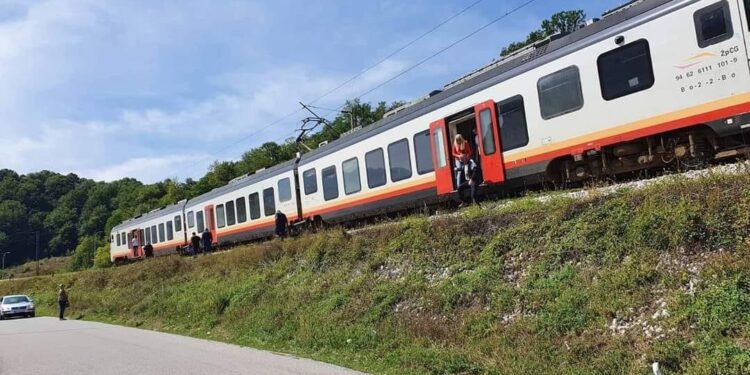 ŽELJEZNIČKA NEZGODA U BIJELOM POLJU: VOZ UDARIO ŽENU