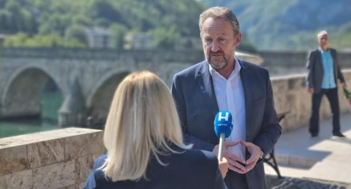 BAKIR IZETBEGOVIĆ U VIŠEGRADU: ODAO POČAST UBIJENIM BOŠNJACIMA