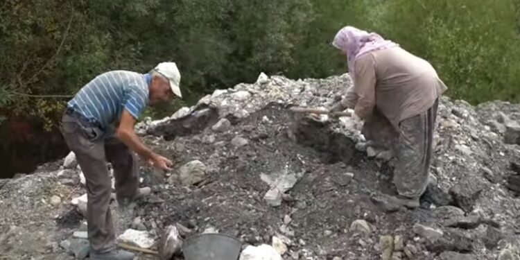 Bračni par Nahid i Zubejda kopaju ugalj: Nije nas stid, samo neka je pošteno