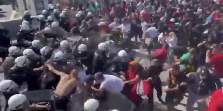 (VIDEO): Crnogorci probili policijske barikade pred Cetinjem, policajci prelaze kod njih