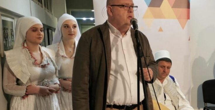 POŠTOVATI I VOLJETI HIMNU NIJE ISTO