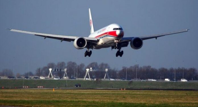 AVION MORAO SLETJETI JER SE PUTNIK ZABARIKADIRAO U TOALETU