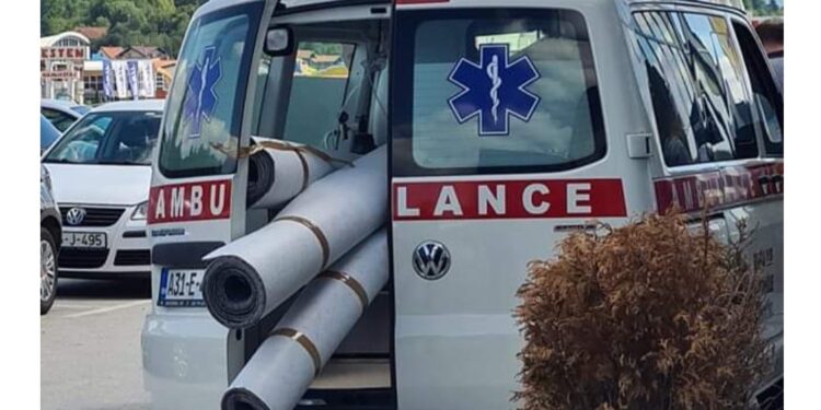 NEVJEROVATNE SLIKE IZ VITEZA: U VOZILU HITNE POMOĆI PREVOZE TEPIHE!