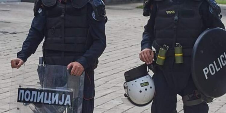 Zašto je policajac na Cetinju nosio štit policije iz Srbije i nije imao broj?