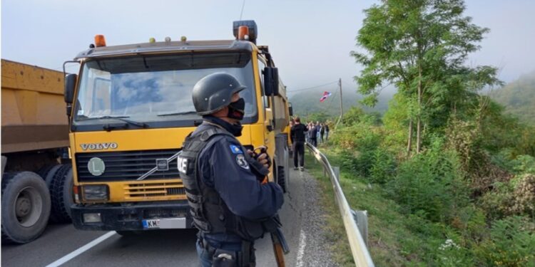 UŽIVO Jarinje: Počelo oduzimanje tablica sa oznakama sa severa Kosova