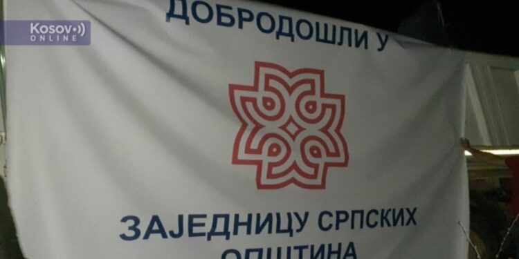 POBUNA NA KOSOVU: Nakon Vučićevog obraćanja naciji, Srbi podigli trasparente (FOTO)