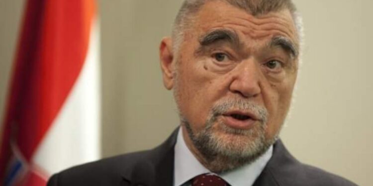 Mesić ponovo kritikovao Srbiju: “Čist istorijski falsifikat”