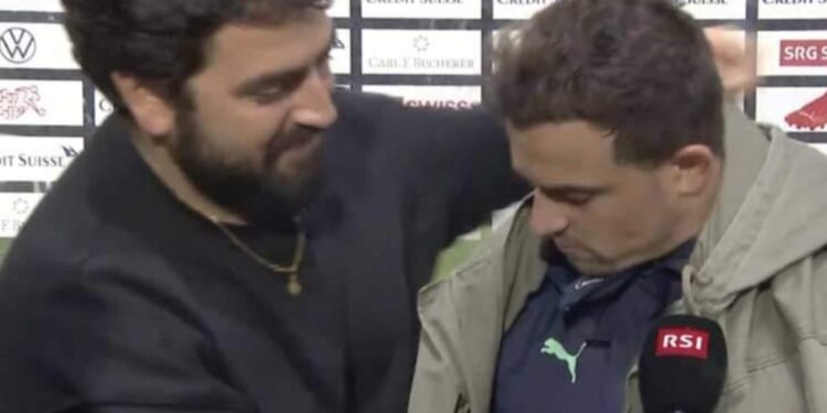 Navijač utrčao na teren i ogrnuo Shaqirija jaknom s logom UĆK, javnost u Srbiji bijesna