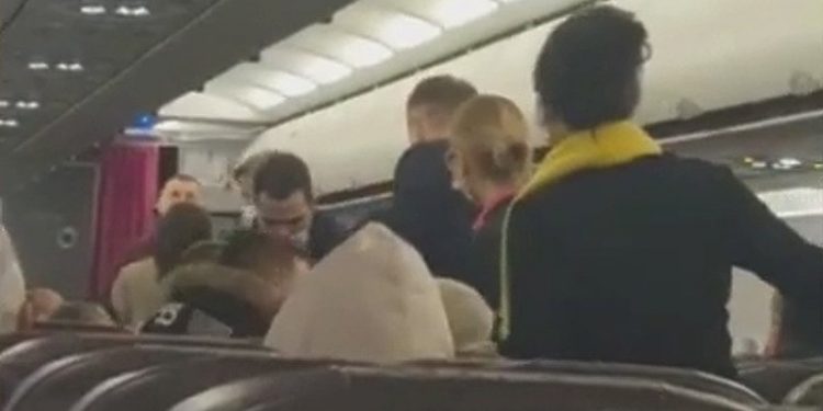 (VIDEO) Muškarac pokušao otvoriti vrata aviona na letu za Tuzlu jer nije želio putovati za Beograd