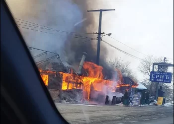 (FOTO-VIDEO) Vatra zahvatila restoran u Mrčajevcima, šteta ogromna