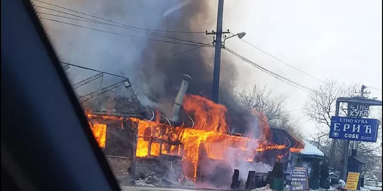 (FOTO-VIDEO) Vatra zahvatila restoran u Mrčajevcima, šteta ogromna