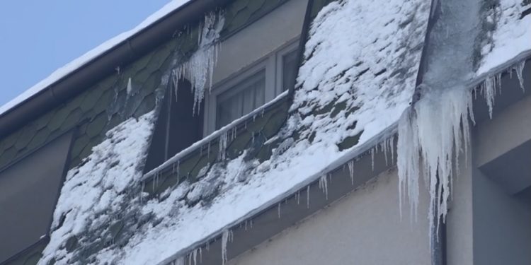 (VIDEO) Na zgradama u Tutinu su se pojavile ledenice koje mogu biti opasne po prolaznike