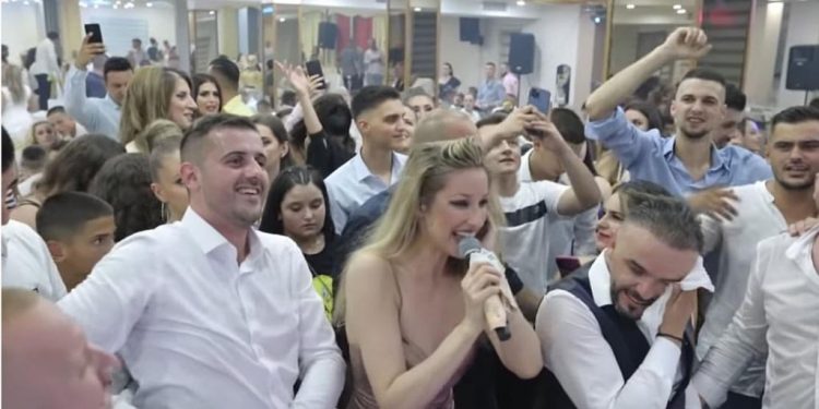 (VIDEO) Tutin: Rada u TUTINU za 7 pjesama uzela 20.000 evra? Kitili je novčanicama…