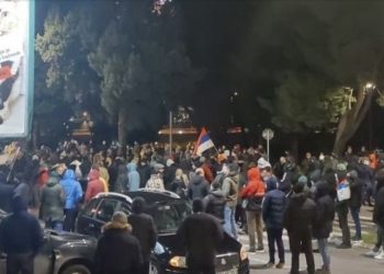 (VIDEO) Učesnici protesta ispred RTCG, Abazović: Nećemo s DPS-om