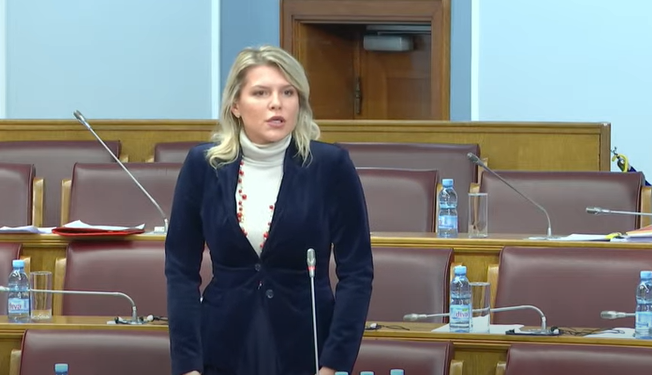 (VIDEO) VUKSANOVIĆ STANKOVIĆ: Odlazeća ministarko Bratić, nema potrebe da ste nervozni, dobićete odgovor 4. februara