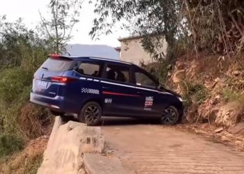 SNIMAK OD KOJEG SE LEDI KRV U ŽILAMA! JEDNA GREŠKA I MRTAV JE! NEUSTRAŠIVI VOZAČ OKREĆE AUTOMOBIL NA IVICI PROVALIJE