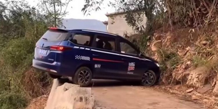 SNIMAK OD KOJEG SE LEDI KRV U ŽILAMA! JEDNA GREŠKA I MRTAV JE! NEUSTRAŠIVI VOZAČ OKREĆE AUTOMOBIL NA IVICI PROVALIJE