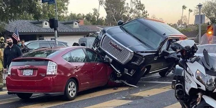 TEŠKA NESREĆA U AMERICI: Schwarzenegger prošao kroz crveno i skrivio četverostruki sudar, pogledajte snimke s lica mjesta…