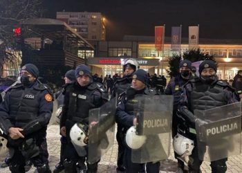 (VIDEO) Aktivisti poručili Bećkoviću da će ga Crna Gora nadživjeti, fanovi srpskog pisca gađali ih kamenjem