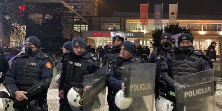 (VIDEO) Aktivisti poručili Bećkoviću da će ga Crna Gora nadživjeti, fanovi srpskog pisca gađali ih kamenjem
