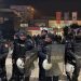 (VIDEO) Aktivisti poručili Bećkoviću da će ga Crna Gora nadživjeti, fanovi srpskog pisca gađali ih kamenjem