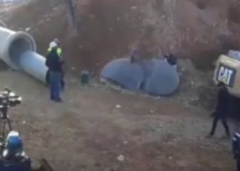 (UŽIVO) GOLIM RUKAMA KOPALI POSLJEDNJE METRE: Spasioci izvukli dječaka iz bunara, ali drama još nije gotova (VIDEO) 