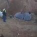 (UŽIVO) GOLIM RUKAMA KOPALI POSLJEDNJE METRE: Spasioci izvukli dječaka iz bunara, ali drama još nije gotova (VIDEO) 