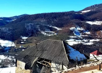 Napuštene kuće u Hazanima kao opomena da se Bihor prazni