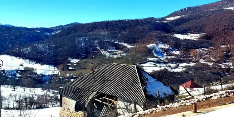 Napuštene kuće u Hazanima kao opomena da se Bihor prazni