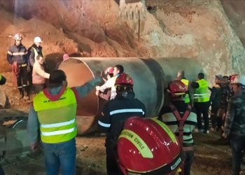 Spasioci se približavaju marokanskom dječaku, zarobljenom u bunaru