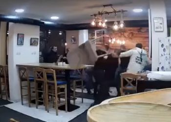 (VIDEO) Masovna tuča u Novom Pazaru, pesničili se i padali, letjele stolice, a onda se izgrlili: “Bilo je šta je bilo”
