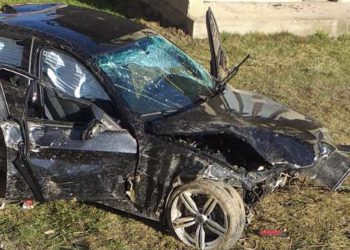 BIJELO POLJE: SAOBRAĆAJNA NEZGODA U SUTIVANU: “BMW” NAKON OKRETANJA ZAVRŠIO U DVORIŠTU