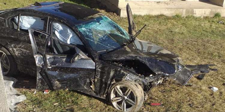 BIJELO POLJE: SAOBRAĆAJNA NEZGODA U SUTIVANU: “BMW” NAKON OKRETANJA ZAVRŠIO U DVORIŠTU