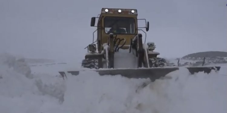 (VIDEO) Zbog velikih sniježnih nanosa proglašena vanredna situacija u opštini Tutin