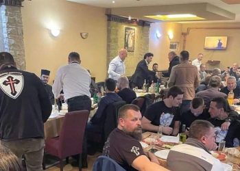 (VIDEO) “Veseli se srpski rode”: Abazović sa srpskim šovinistima