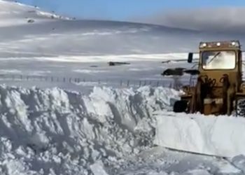 (VIDEO) U SELU BRAĆAK NA PEŠTERI SNIJEŽNI NANOSI PREKO DVA METRA!