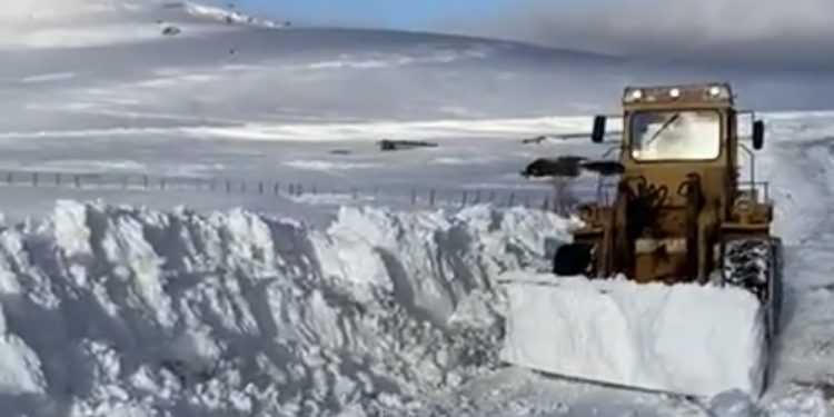 (VIDEO) U SELU BRAĆAK NA PEŠTERI SNIJEŽNI NANOSI PREKO DVA METRA!