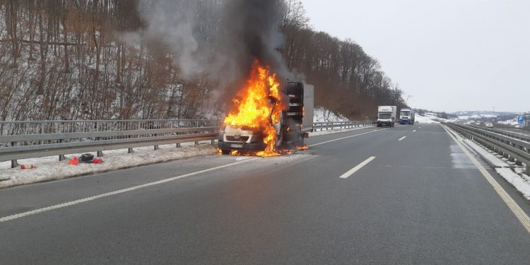 Gorio kamion na auto-putu “Miloš Veliki” kod Takova: Teretnjak se zapalio u pokretu (FOTO)