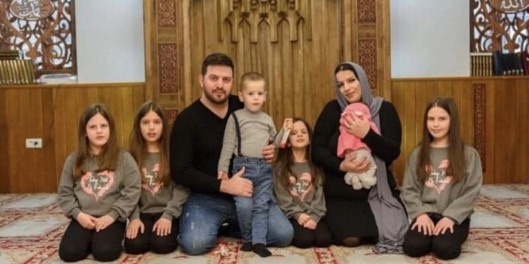 MLADI BRAČNI PAR SA ŠESTORO DJECE PRKOSI LOŠIM DEMOGRAFSKIM TRENDOVIMA U BIJELOM POLJU