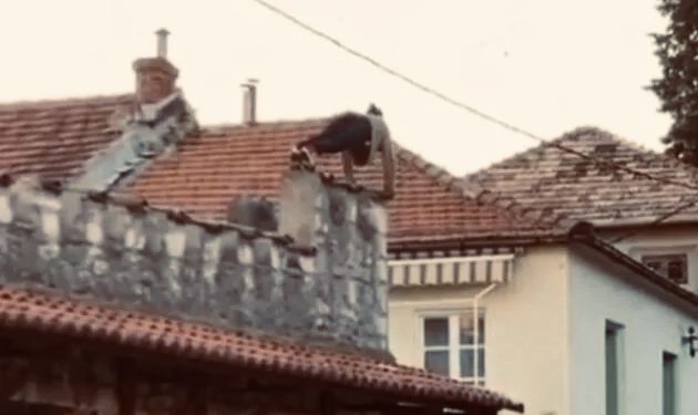 Uznemirujući video / Trebinje: Radio sklekove na zidu terase pa pao sa šest metara visine