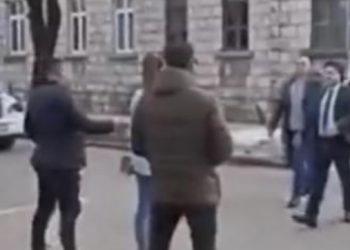 (VIDEO) Abazović prišao pristalicama Demokrata i sa njima uzvikivao: Izdaja, uzeo si pare Dritane