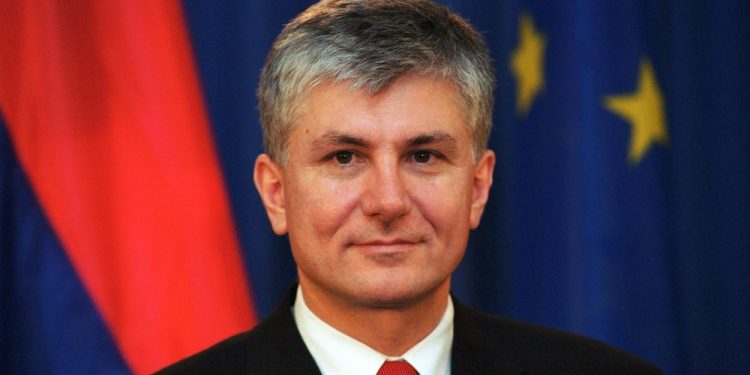 Prije 19 godina ubijen premijer Srbije Zoran Đinđić 