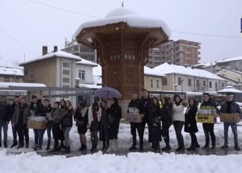 (VIDEO) Asocijacija mladih SDA u Tutinu dijelila cvijeće za Osmi mart 