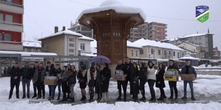 (VIDEO) Asocijacija mladih SDA u Tutinu dijelila cvijeće za Osmi mart 