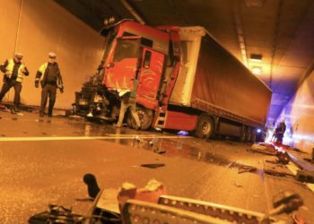 (VIDEO) Austrija: U tunelu kamion iz Slovenije udara u kamione ispred sebe
